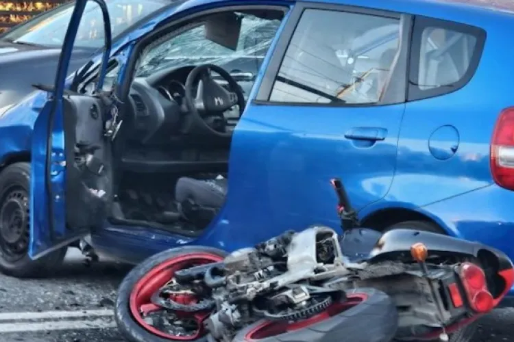 Accident violent pe o stradă din Cluj! Un viraj greșit a trimis un tânăr motociclist la spital 