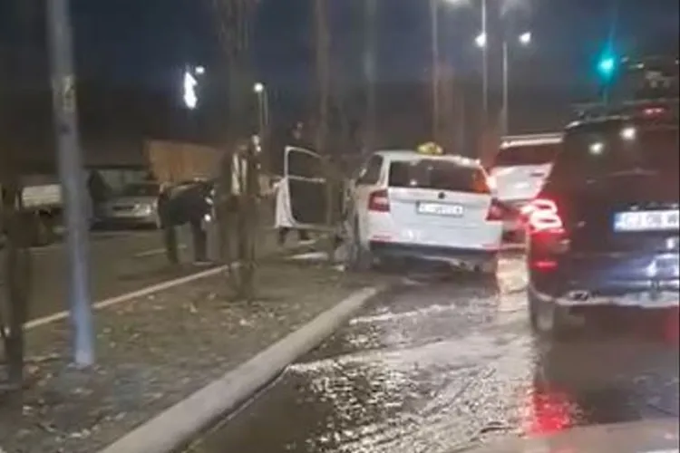 Un taxi a lovit un hidrant în Cluj. A transformat strada într-un râu temporar VIDEO