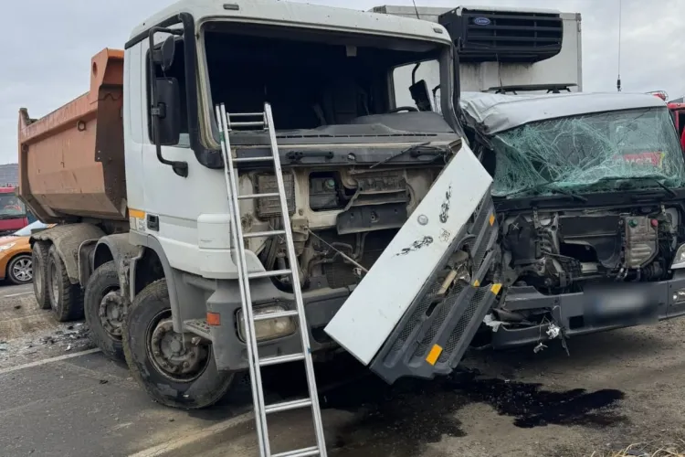 Accident rutier între două autocamioane în Cluj! Doi bărbați au fost transportați de urgență la spital 