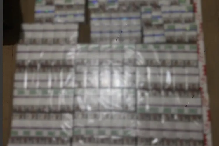 Zeci de mii de țigări de contrabandă, confiscate de polițiștii clujeni în urma unor percheziții. Un clujean, pus sub control judiciar pentru contrabandă