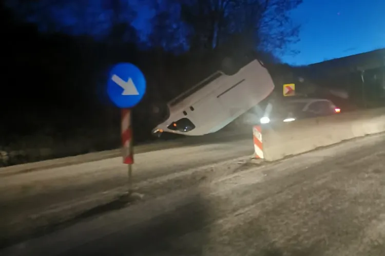 Accident spectaculos în Cluj. O dubiță s-a răsturnat pe carosabil - FOTO