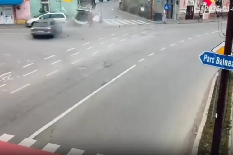 Cum s-a produs accidentul din Cluj, în urma căruia 5 persoane au ajuns la spital. O mașină a fost proiectată într-un alt autoturism - VIDEO LIVE