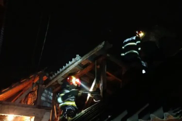 Cluj- Incendiu în Florești! O locuință a luat foc pe strada Nicolae Bălcescu. Pompierii intervin chiar în aceste momente