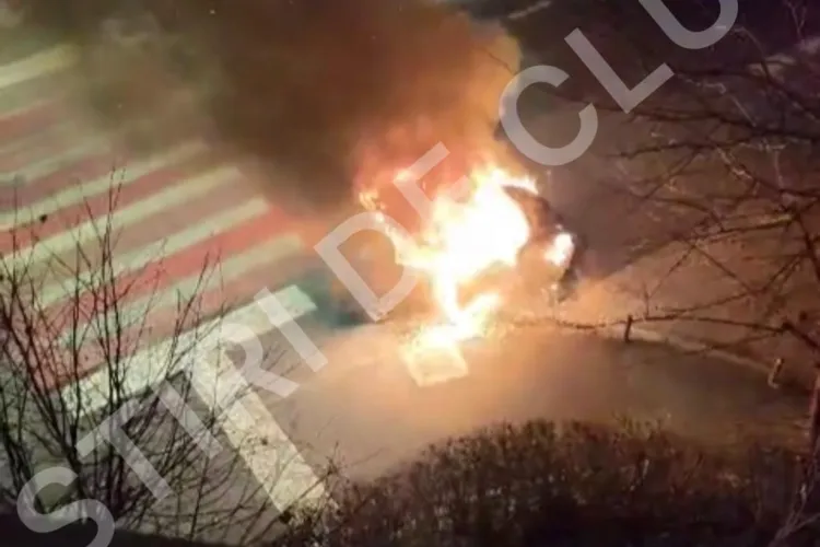 Noi imagini de la cititorii Știri de Cluj cu mașina cuprinsă de flăcări pe strada Donath din Cluj! Focul a mistuit întreg autovehiculul - FOTO și VIDEO 