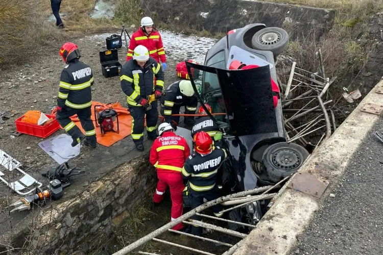 Accident rutier GRAV în Cluj! O persoană a rămas încarcerată după ce mașina în care se afla s-a răsturnat. Elicopterul SMURD a fost solicitat/Trafic BLOCAT