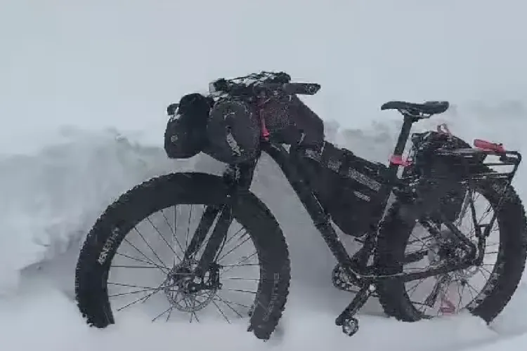 De necrezut! O femeie a fost prinsă de viscol  după ce a încercat să treacă o zonă din Munții Bucegi cu bicicleta: ,,Când crezi că le-ai văzut pe toate..”