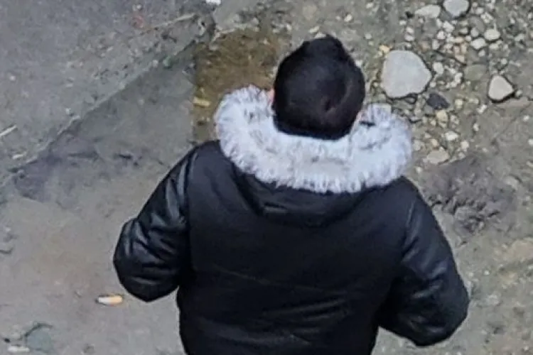 Escrocherie de Crăciun în Cluj! Un individ tânăr se preface că este angajatul unei companii și cere bani oamenilor:,,Cerșește sau fură. Nu deschideți”-FOTO