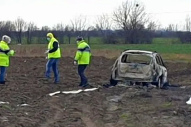 Descoperire șocantă! Trupul neînsuflețit al unui bărbat a fost găsit într-o mașină arsă pe un câmp