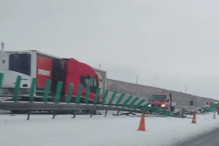 Cluj: Accident rutier din cauza condițiilor meteo pe A3. Un autocamion s-a izbit cu putere de parapeții de metal - VIDEO/FOTO