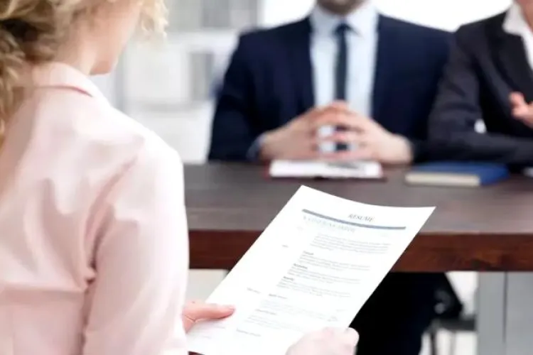 Criză majoră pe piața muncii din Cluj! Absolvenții de Informatică lucrează ca barmani, ospătari, șoferi de Uber: „Ne plictisim foarte repede, vrem altceva”