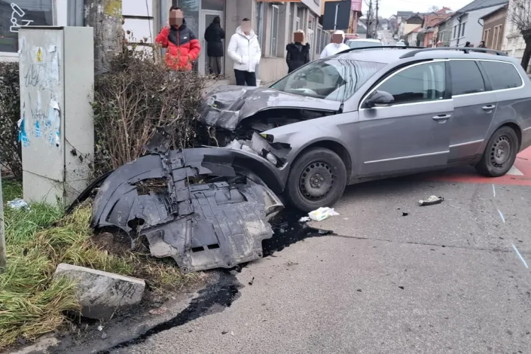 Accident cu 3 mașini în Cluj! O femeie a rămas încarcerată. Trei persoane, printre care și o fetiță de 13 ani au fost transportate la spital
