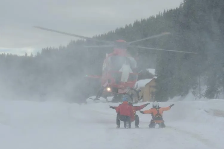 Peste 100 de persoane au ajuns de pe munte direct la spital! Intervenții RECORD pentru salvamontiști în ultimele 24 de ore. VIDEO