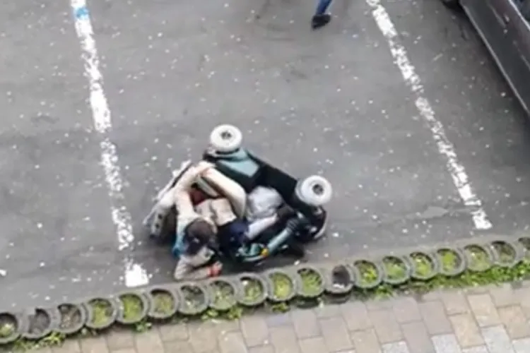 Bunică de 71 de ani, tâlhărită de copii de 11 și 13 ani, pe o stradă din Cluj. Bătrâna a căzut din scaunul cu rotile când cei trei i-au smuls rucsacul 