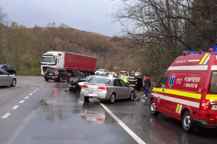 Accident rutier cu 10 persoane implicate! Printre victime se numără și un minor. Medicii au intervenit de urgență 