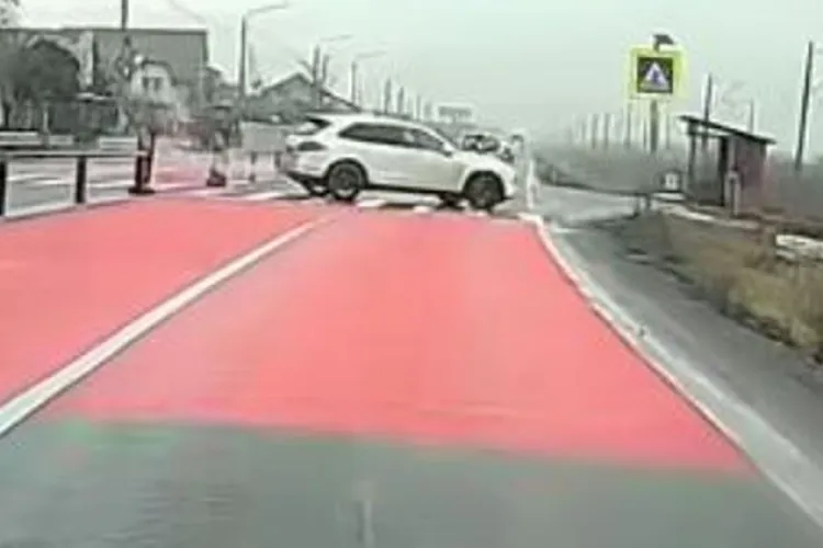 Cluj: Un bolid de lux, filmat încalcând mai multe reguli de circulație și punând în pericol alți șoferi: A dat de pământ cu Codul Rutier! VIDEO