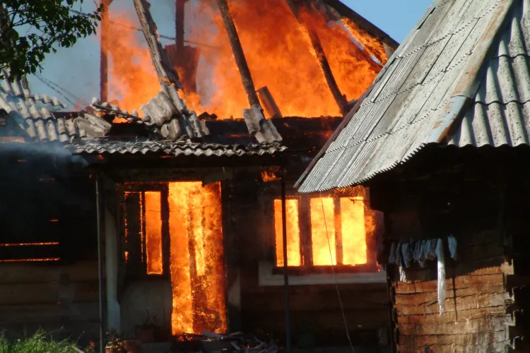 Cluj: Incendiu generalizat la o casă. Intervenția e îngreunată, casa e într-o zonă greu accesibilă