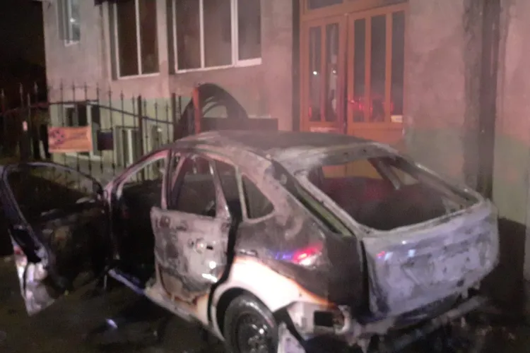 Explozie urmată de incendiu pe strada Mehedinți din Cluj. O mașină a ars complet și era să incendieze un bloc. Bărbat cu arsuri dus la urgență - VIDEO