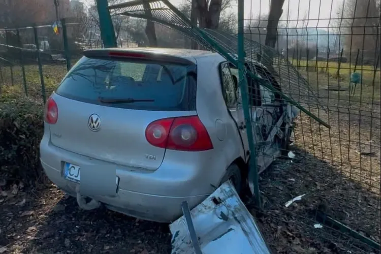 Un șofer clujean a intrat cu mașina în gardul țarcului de căței de la Cora: ,,Asta e Golf Terrier”