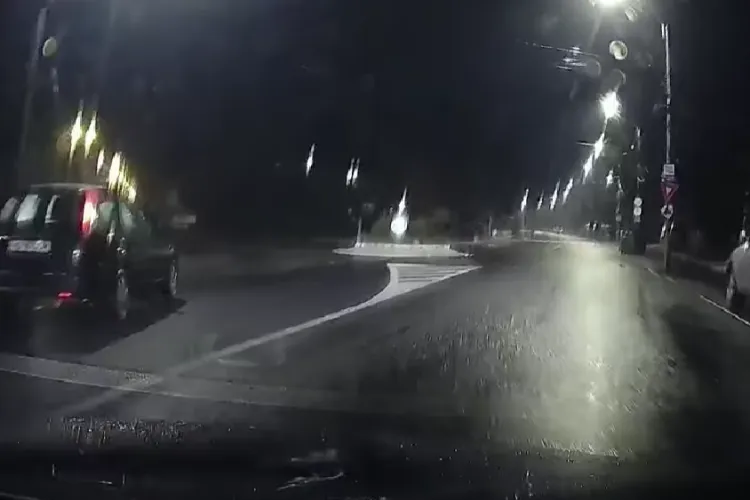 Aproape de accident. Un șofer din Hunedoara a intrat pe ,,invers” într-un sens giratoriu din Cluj:,,Spiritul Crăciunului te ghidează pe căi greșite”-VIDEO