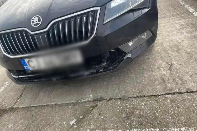 Incident șocant pe drumurile clujene! Un cub de gheață căzut dintr-o dubă a lovit o mașină în plin. Șoferul vinovat, de negăsit