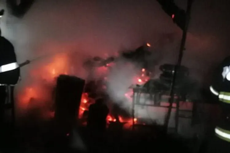  Cluj: O gospodărie a fost cuprinsă de flăcări! Pompierii au intervenit de urgență. De la ce a pornit totul