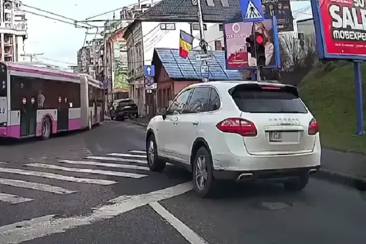 Statul la semafor este de modă veche la Cluj. Un șofer nu a ținut cont de regulile de circulație: ,,Vărule ai roșu nu doar cedează” - VIDEO