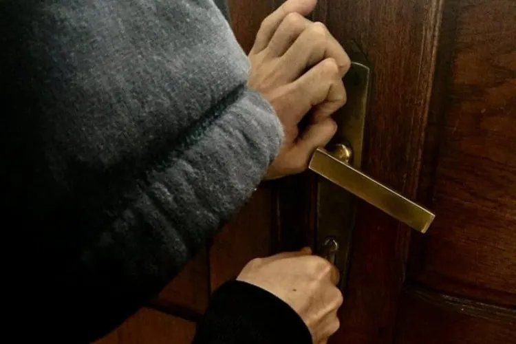 Aveți grijă! Hoții din Cluj fură până și carnea din congelatoare. Un individ a făcut pagube însemnate, după ce a spart două case