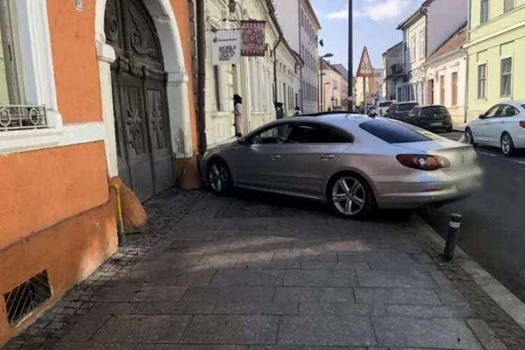 Trotuarele din Cluj, ocupate de mașini! Nesimțirea a ajuns la cote maxime: „Accesul devine imposibil pentru noi”