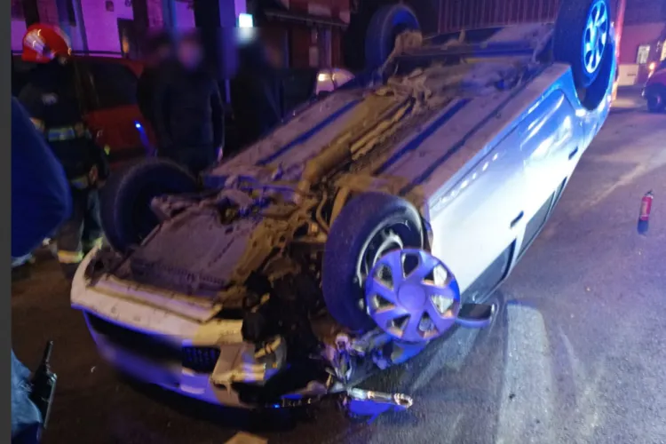 Accident în Cluj, pe strada Brâncuși! O mașină s-a răsturnat după ce a lovit alte trei mașini FOTO