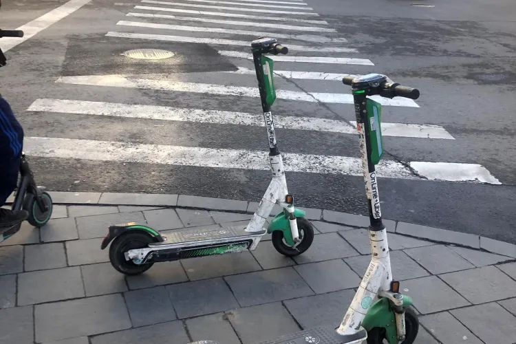 Trotinetele „invadează” Clujul! Locuitorii s-au săturat de bătaia de joc la care sunt supuși: „Nu au nimic în cap. Trebuie arestați”