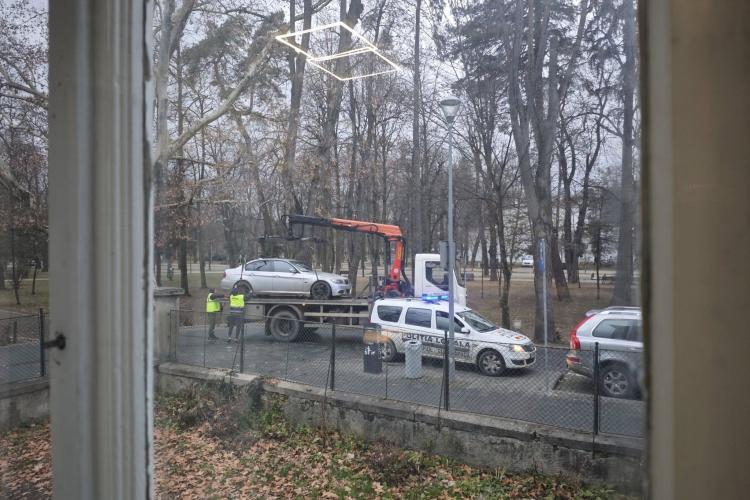 O mașină parcată neregulamentar în Cluj a „prins aripi” cu ajutorul băieților de la ridicări auto! Șoferul, „premiat” cu o vizită la Someșeni