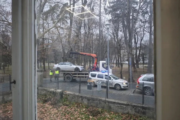 O mașină parcată neregulamentar în Cluj a „prins aripi” cu ajutorul băieților de la ridicări auto! Șoferul, „premiat” cu o vizită la Someșeni