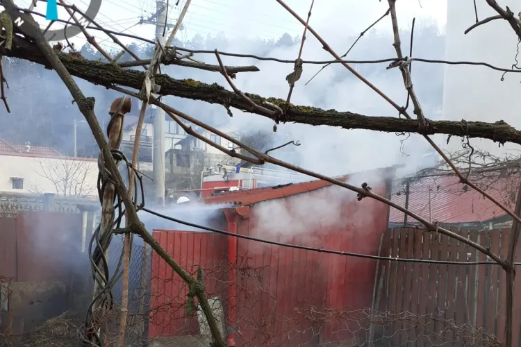 Incendiu în Cluj! Flăcările au cuprins o afumătoare și s-au extins rapid. Pompierii au intervenit de urgență - FOTO 