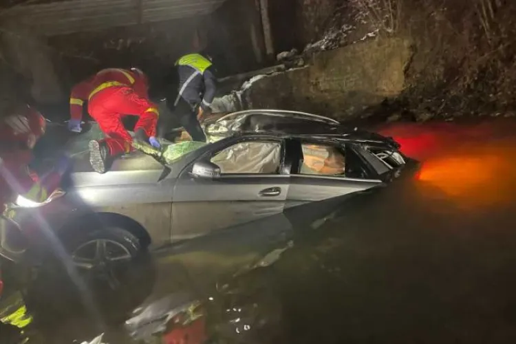 Accident grav! O mașină cu patru persoane a căzut într-o vale! Pompierii au intervenit de urgență 
