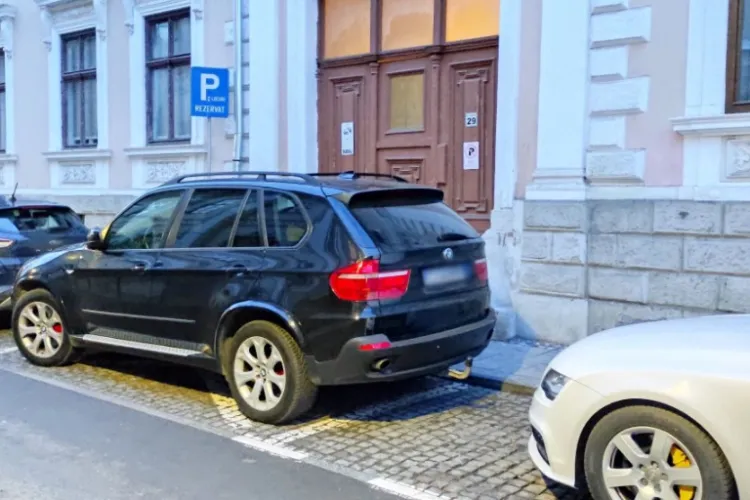 Parcare „de barosan” în Cluj! Șoferul unui BMW creează probleme pe strada Brătianu: „Am jeep și cârlig, lumea e a mea”