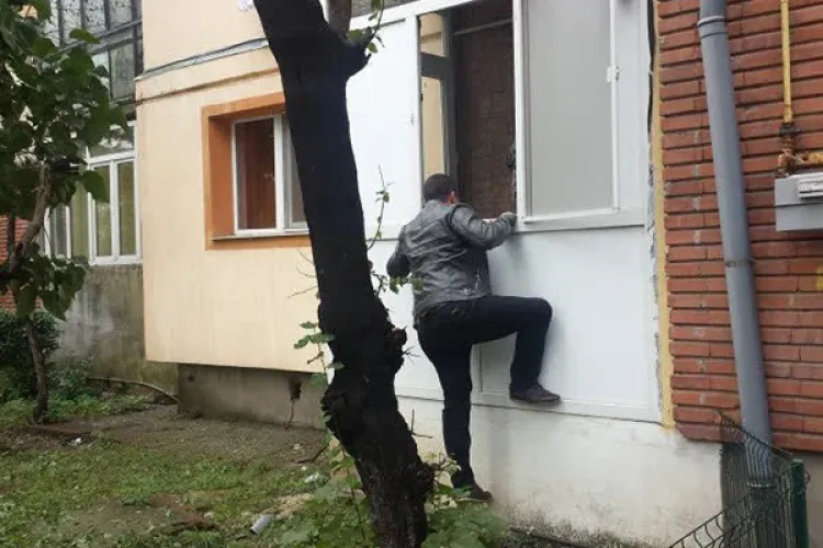 Cluj: Un hoț a intrat peste un clujean în casă și a furat tot ce-a găsit! Victima era în bucătărie și nu a observat „musafirul” nepoftit
