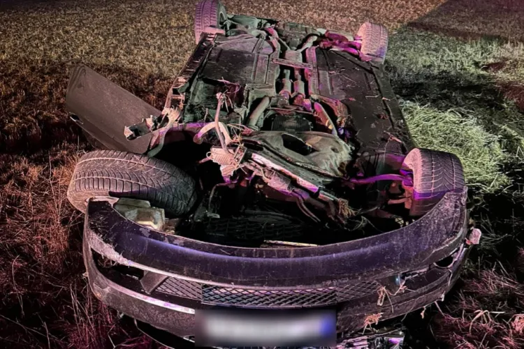 Cluj- Accident dramatic azi-noapte! Mașina în care se aflau doi tineri de 20 de ani s-a răsturnat. Au fost transportați de urgență la spital-FOTO