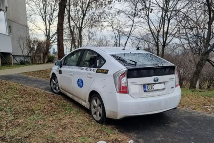 Un taximetrist din Cluj a călcat în picioare normele de bun simț! Și-a parcat mașina pe aleea de acces a unui bloc: „Ar trebui suspendată autorizația”