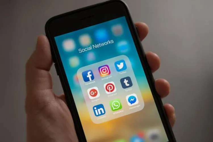 Amendă până la 50 000 de lei pentru cetățenii care susțin online un candidat? Mai multe ONG-uri critică un articol interpretabil de lege