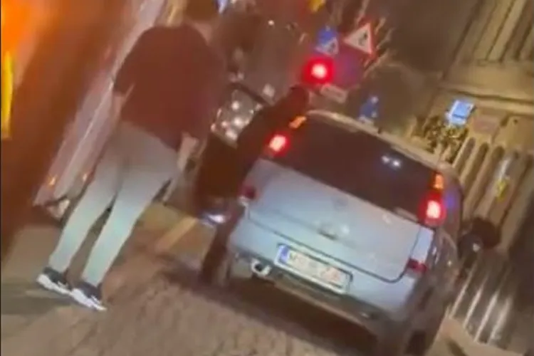 O mașină care bloca stația de autobuz i-a scos din minți pe șoferii CTP. „Era să-i rupă fâșul” VIDEO