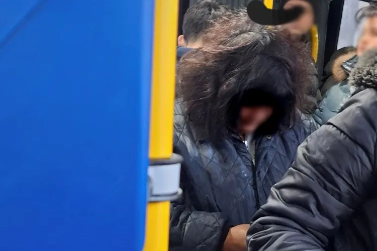 Cuvântul Domnului cu forța! O femeie din Cluj îi ia la bătaie pe cei care nu cumpără broșuri religioase: „Te blestemă și te scuipă. Feriți-vă de ea”