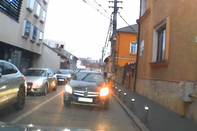 I s-a înfundat! Mercedes care depășea o coloană pe contrasens, blocat de un șofer hotărât VIDEO