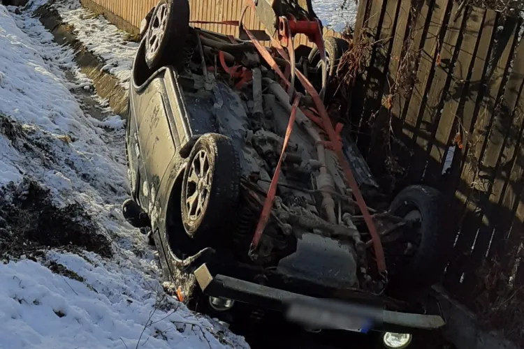 Accident îngrozitor în Cluj! O mașină s-a răsturnat într-un șanț / Un bărbat și o femeie, consultați de paramedicii SMURD