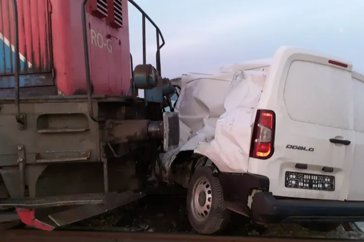 Cluj- Accident feroviar GRAV! Un tânăr a murit după ce autoutilitara în care se afla a fost lovită violent de tren, în apropiere de Mințiu Gherlii FOTO