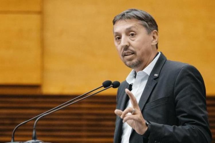 Ministrul Educației, Daniel David, vrea să interzică scrisul după dictare: „Asta trebuie să fac eu”