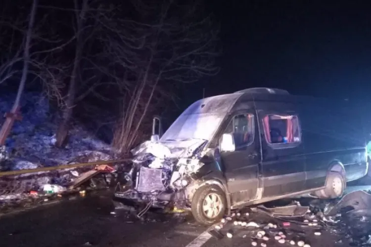 Accident rutier în Cluj între un microbuz și un autoturism. O femeie a fost transportată la spital de urgență 