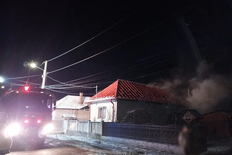 Incendiu într-o gospodărie din Cluj! Acoperișul unei case și o anexă, cuprinse de flăcări