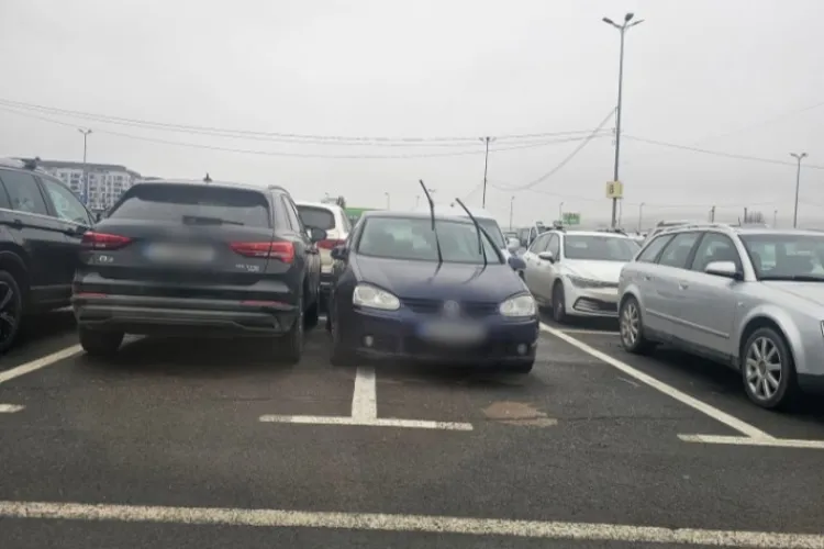Un șofer a redefinit „arta parcării” la Vivo Cluj: „Era zăpadă când a parcat acolo și l-a derutat”