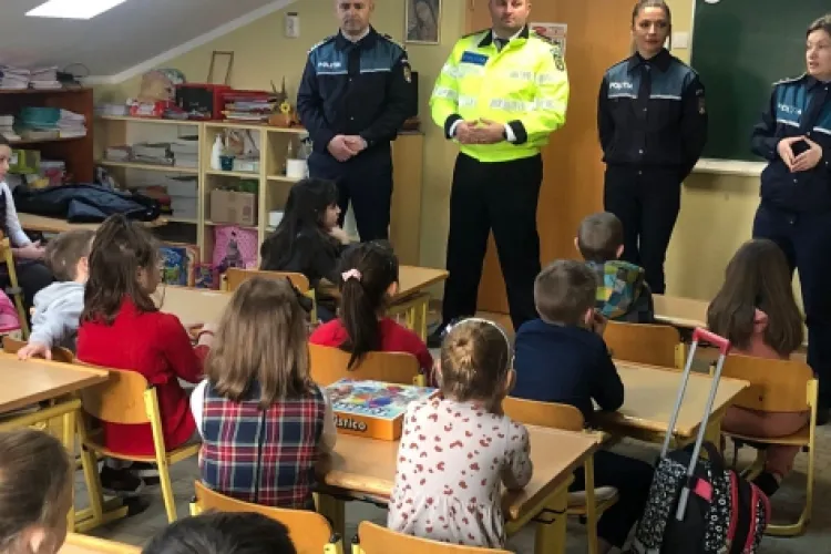 Caz șocant! Un elev de clasa  2-a și-a amenințat colegul cu o armă albă, la școală. Cei doi copii de 9 ani s-ar fi certat 