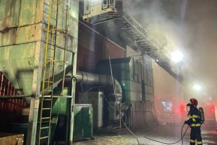 Incendiu la o hală de producție auto! Peste 80 de persoane s-au autoevacuat. Pompierii au intervenit de urgență 